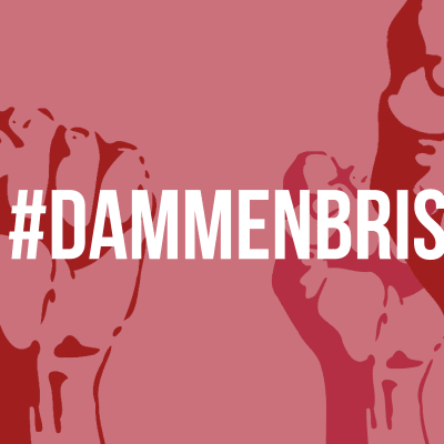 Hashtagen #dammenbrister, i bakgrunden med knytnävar knutna i kamptecken. 