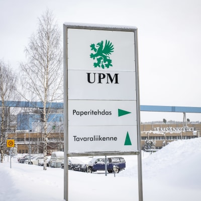 En skylt vid UPM:s pappersfabriksområde.