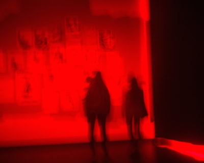 Kaksi ihmistä seisoo taidenäyttelyssä.