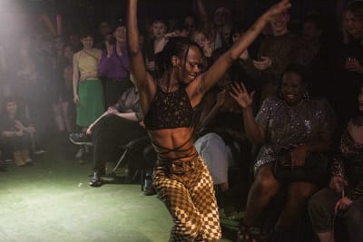 Helsinki Ballroom -sarjan Angel kävelee ballissa ja yleisö hurraa takana.