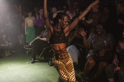 Transkvinna dansar på en scen