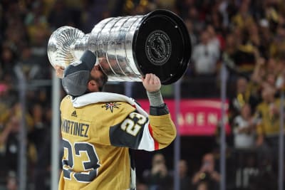 Alec Martinez kysser Stanley cup-pokalen.