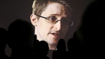 Publik tittar på en stor skärm där Edward Snowden syns.