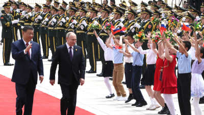 Rysslands president Vladimir Putin välkomnas på röda mattan i Peking, Kina den 16 maj 2024.