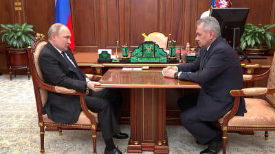 Rysslands president Vladimir Putin och försvarsminister Sergej Shoigu sitter vid ett borg