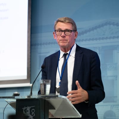 Matti Vanhanen håller presskonferens.