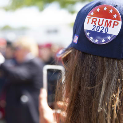 Trumpin kannattaja valokuvasi Manchesterissä, New Hampshiressä järjestetyssä Trumpin tilaisuudessa elokuussa 2019.