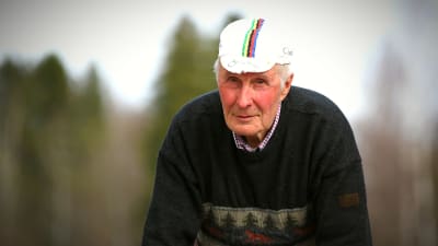 Harry Hannus med en gammal cykelkeps på huvudet vid vägrenen