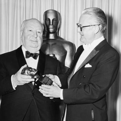 Alfred Hitchcock och Robert Wise håller i en statyett.