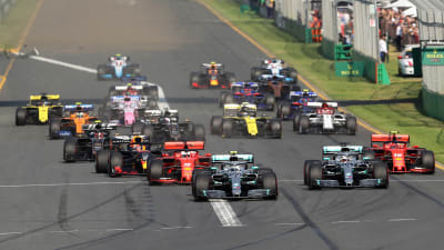 Formel 1-bilar i farten.