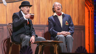 Terry Jones och Eric Idle i den legendariska Nudge Nudge-sketchen av Monty Python, fotograferade under föreställningen Monty Python Live (Mostly) i London 2014.
