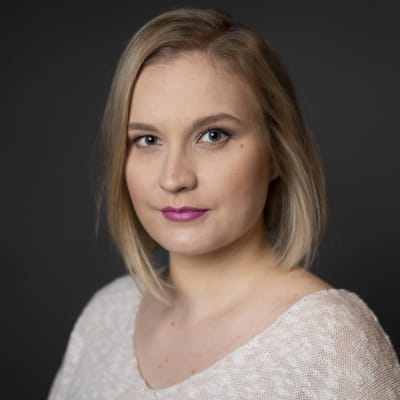 Ilona Koiviston studiomuotokuva.