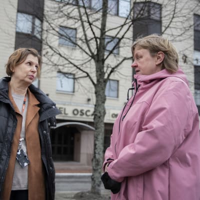 Soile Merilä ja Marja Kelkka seisovat kadulla hotellin edessä.