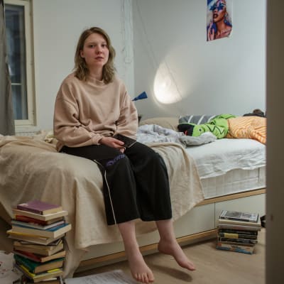 Satu-Tuuli Karhu istuu petaamattomalla sängyllä.