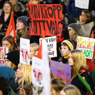 Massvis med demonstranter utanför Stortinget i Oslo. På plakaten står texter som "Min kropp, mitt val"
