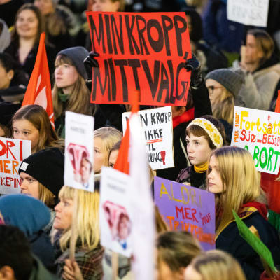 Massvis med demonstranter utanför Stortinget i Oslo. På plakaten står texter som "Min kropp, mitt val"
