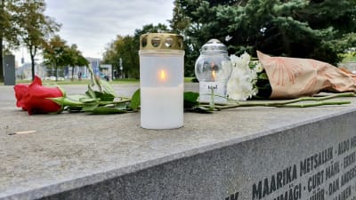 Ljus, blommor och hälsningar till offren i Estoniakatastrofen vid minnesmärket Bruten linje.