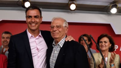 Spaniens premiärminister Pedro Sanchez (till vänster) tillsammans med t.f. utrikesminister och PSOE:s toppkandidat i EU-valet Josep Borrell under en presskonferens i Madrid natten till måndagen. 