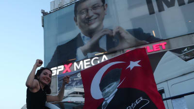 Anhängare till borgmästarkandidaten Ekrem İmamoğlu firar hans seger i Istanbul.