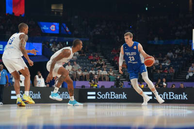Lauri Markkanen spelar basket.