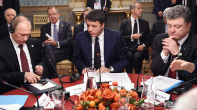Rysslands president Vladimir Putin, Ukrainas president Petro Porosjenko och Italiens premiärminister Matteo Renzi i Milano den 17 oktober 2014.