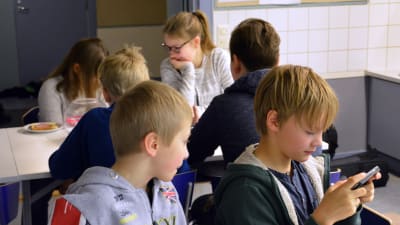 Barn på "föris" i Borgby skola i Sibbo