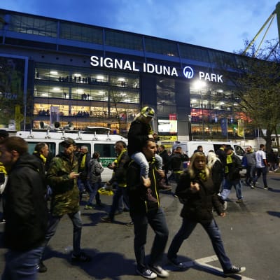 Publiken lämnar fotbollstadion i Dortmund efter att Borussia Dortmund-matchen ställdes in den 11 april 2017, på grund av en explosion i spelarbussen.