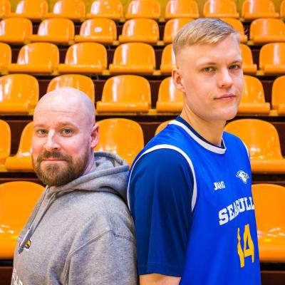 Koripallojoukkue Helsinki Seagullsin valmentaja Jussi Laakso ja pelaaja Okko Järvi.