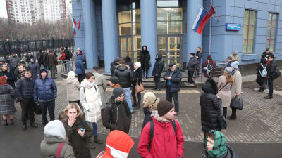 Moskvabor står utanför en domstol i Moskva.