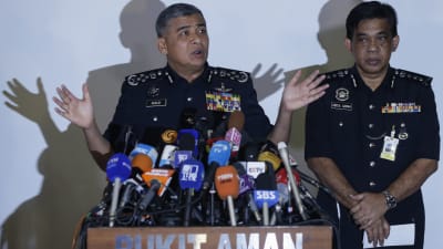 Malaysias rikspolischef  Khalid Abu Bakar säger att de gripna, misstänkta kvinnorna var väl medvetna om att de handskades med ett gift