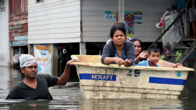 Över en miljon människor har drabbats av översvämningar och bybor i södra Thailand har tvingats fly undan vattnet utan sina ägodelar
