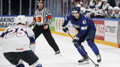 Finländsk hockeyspelare med puck.