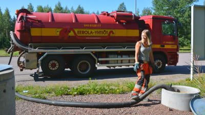 Slambil och kvinna som tömemr brunn.