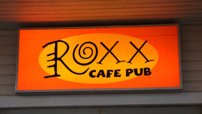 Roxx-skylten utanför caféet