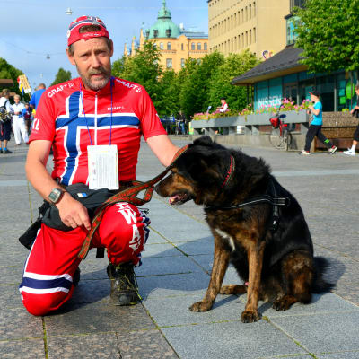 Ivar Hovland med hunden Rambo