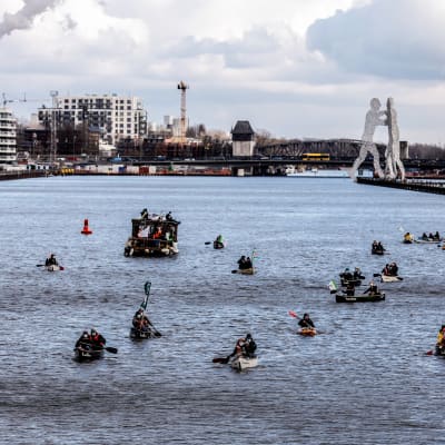 Demonstranter i båt på en flod i Berlin den 19 mars 2021.