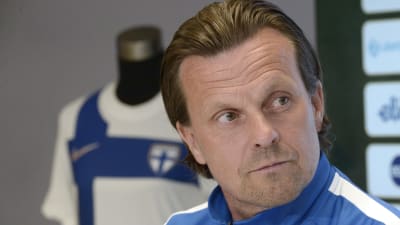 Marko Saloranta svarar på frågor under en presskonferens.