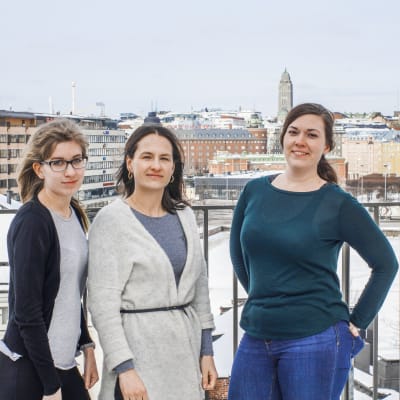 Barnträdgrådslärarstuderandena Alexina Blomqvist (t.v.), Beata Tana och Johanna Andersson. Studerande vid Helsingfors universitet.