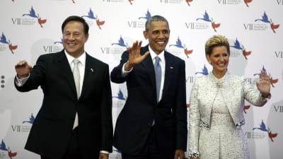Barack Obama tillsammans med Panamas president Juan Carlos Varela och presidentfrun Lorena Castillo.