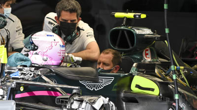 Sebastian Vettel sitter i sin Aston Martin utan hjälm.