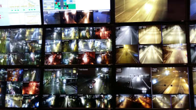 Skärmar fulla med bilder från trafikövervakningskameror i Åbo och längs huvudvägarna.
