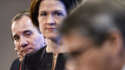 Sveriges statsminister Stefan Löfven tittar över axeln på Moderaternas partiledare Anna Kinberg Batra.
