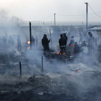 Bild av migranter i flyktinglägret i Calais då franska myndigheterna stänger ner delar av lägret, publicerad 12 mars 2016.
