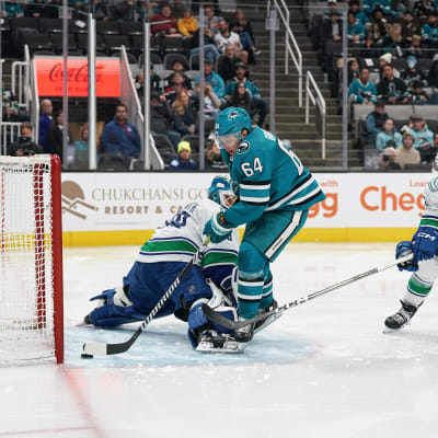 Mikael Granlund tuikkaa kiekon maaliin.