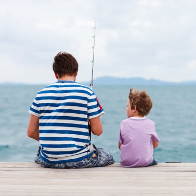 Man och barn fiskar.