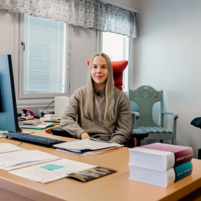 Sonja Jääskeläinen istuu Karstulan kunnanjohtajan pöydän takana.