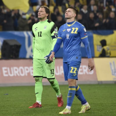 Ukrainas spelare lämnar planen besvikna.