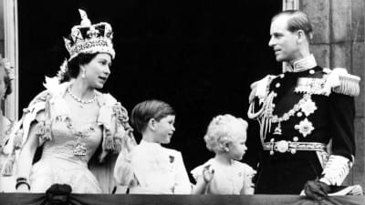 Den brittiska kungliga familjen i ett svartvitt foto år 1953.