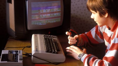 Pojke spelar på Commodore 64.