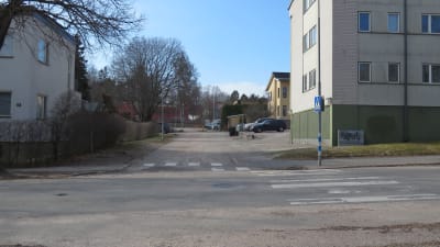 Volmarsgatan i Karis, fotad från Pumpviken. Gatan som går horisontellt med Volmarsvägen är Centralgatan.